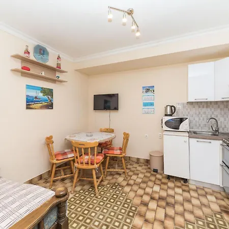 In Okrug Gornji With Wifi Apartment
